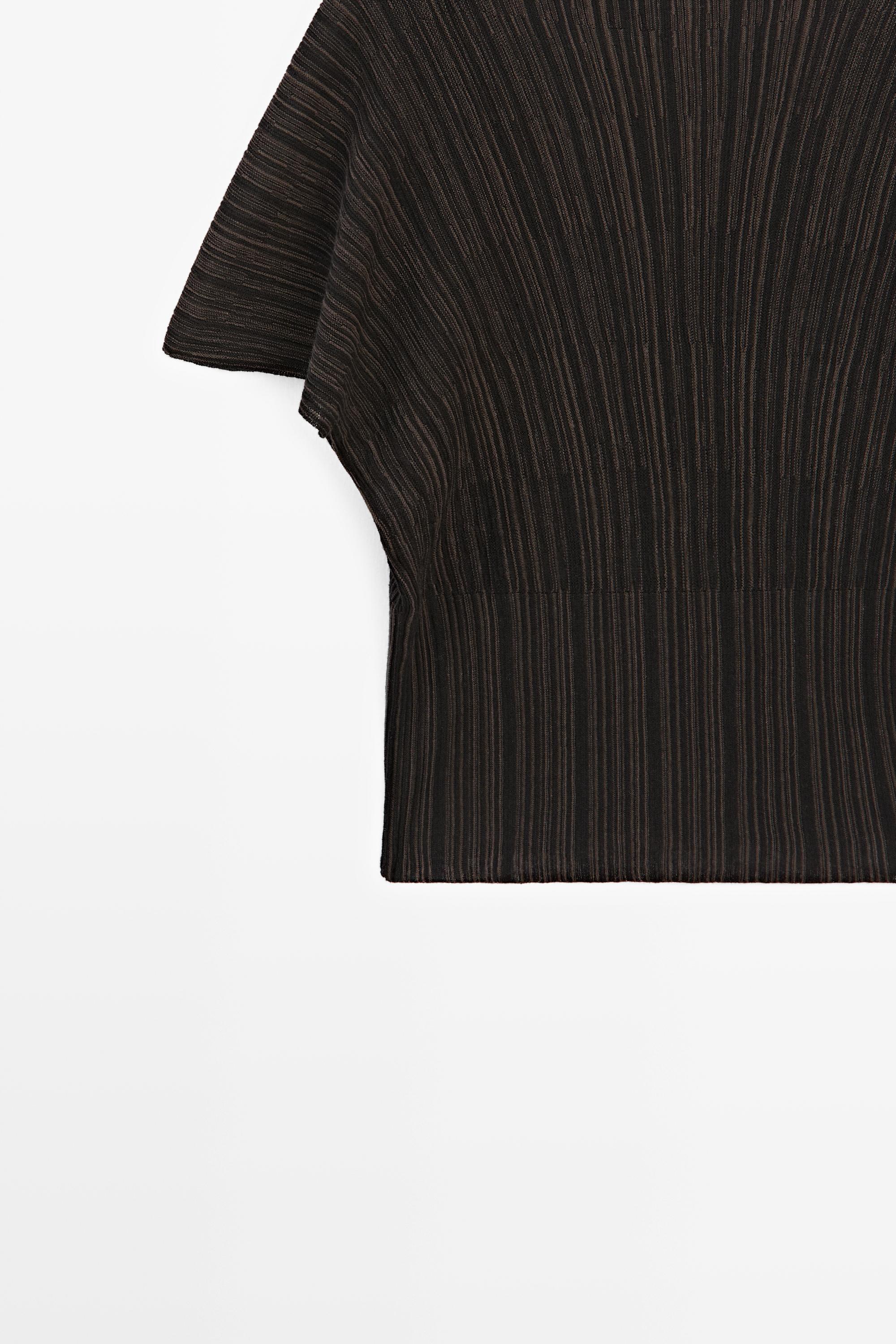 Total look pleated top with striped detail